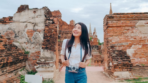 Viajero mujer asiática pasar viaje de vacaciones en Ayutthaya, Tailandia