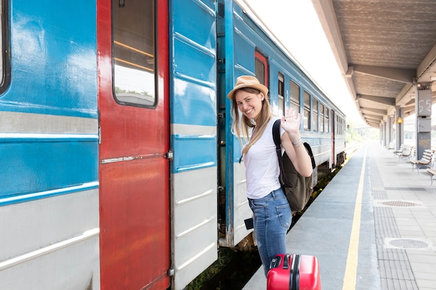 Viajero mujer lista para tomar el tren