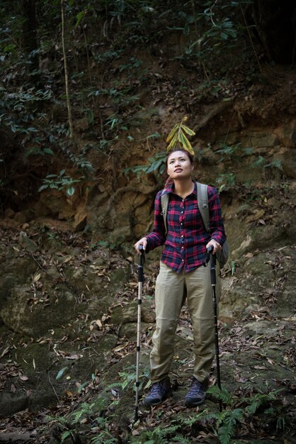 Viajero de la mujer con la mochila en el paisaje hermoso del verano. Concepto de viaje.