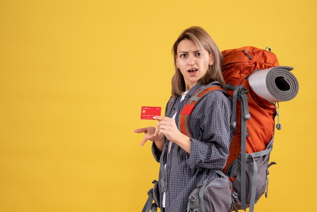 viajero, mujer, con, mochila roja, tenencia, tarjeta