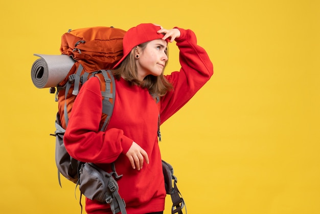 Viajero mujer pensativa vista frontal con mochila