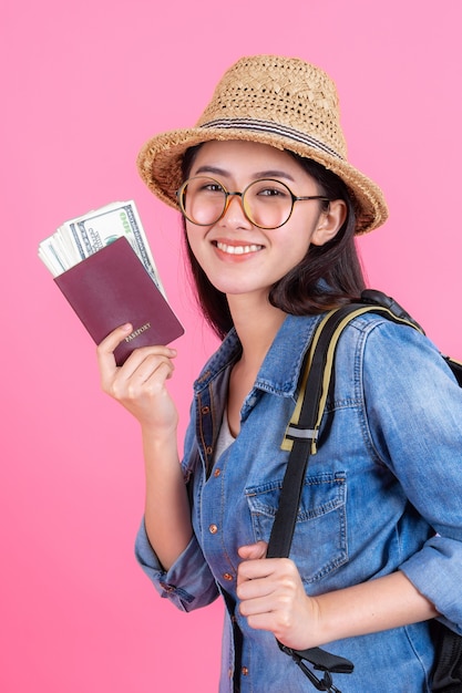 Viajero mujer con sombrero de paja tiene pasaporte con billete