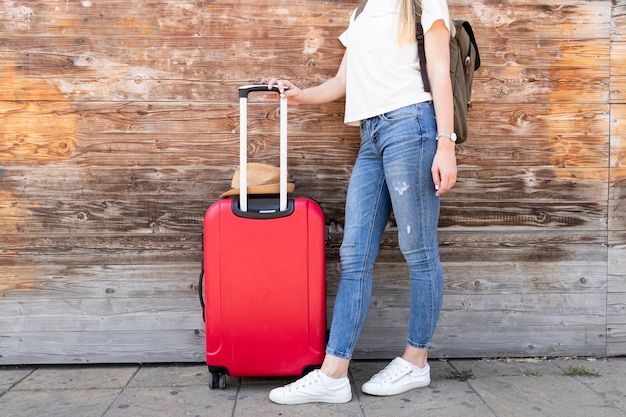 Viajero mujer con su equipaje
