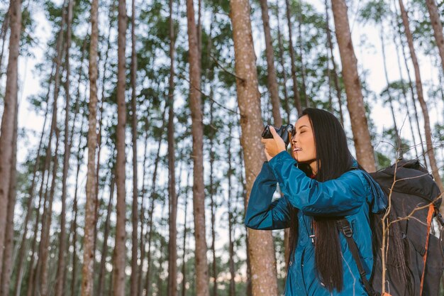 Viajero mujer tomando foto con la cámara