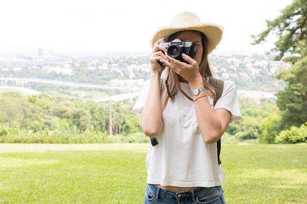 Viajero mujer tomando una foto en la naturaleza