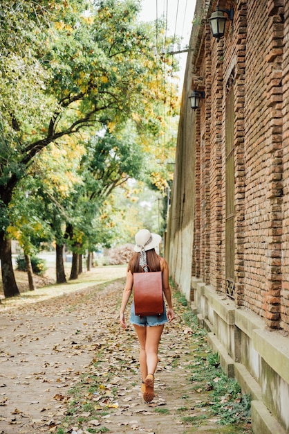 Viajero niña llevando su mochila