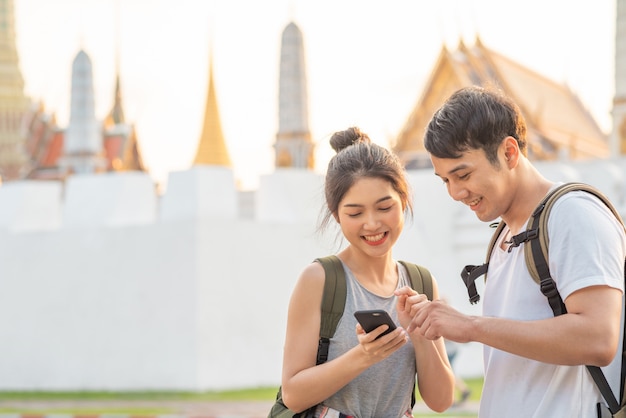 Viajero pareja asiática dirección en mapa de ubicación en Bangkok, Tailandia