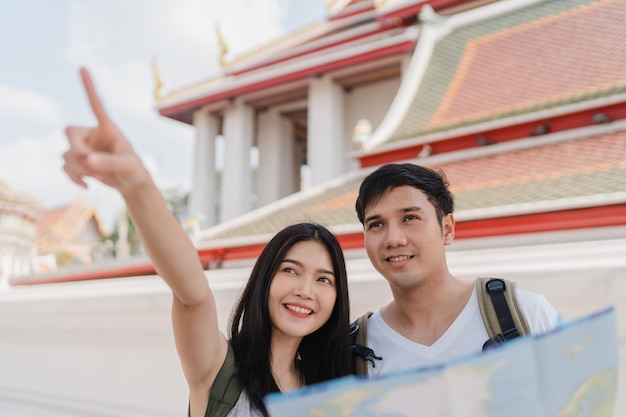 Viajero pareja asiática dirección en mapa de ubicación en Bangkok, Tailandia