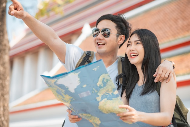 Viajero pareja asiática dirección en mapa de ubicación en Bangkok, Tailandia