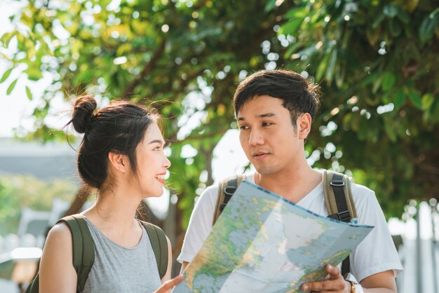 Viajero pareja asiática dirección en mapa de ubicación en Bangkok, Tailandia