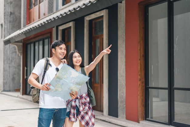 Foto gratuita viajero pareja asiática dirección en mapa de ubicación en beijing, china