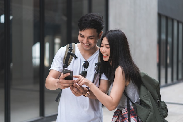 Viajero pareja asiática dirección en mapa de ubicación en Beijing, China