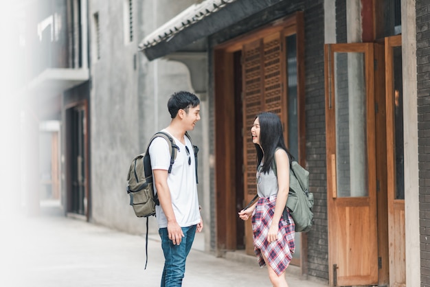 Viajero pareja de mochileros asiáticos se siente feliz viajando en Beijing, China