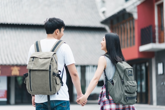 Viajero pareja de mochileros asiáticos se siente feliz viajando en Beijing, China