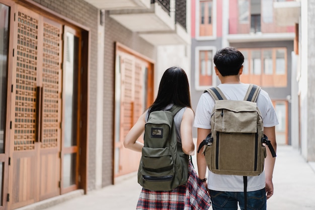 Viajero pareja de mochileros asiáticos se siente feliz viajando en Beijing, China