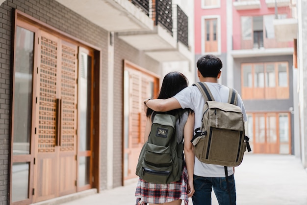 Viajero pareja de mochileros asiáticos se siente feliz viajando en Beijing, China