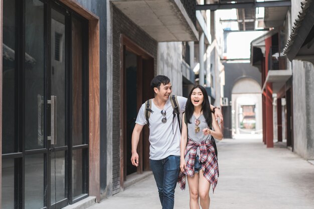 Viajero pareja de mochileros asiáticos se siente feliz viajando en Beijing, China