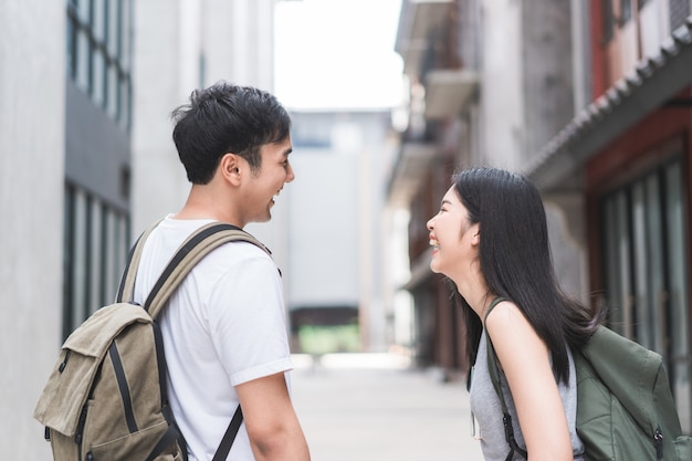 Viajero pareja de mochileros asiáticos se siente feliz viajando en Beijing, China