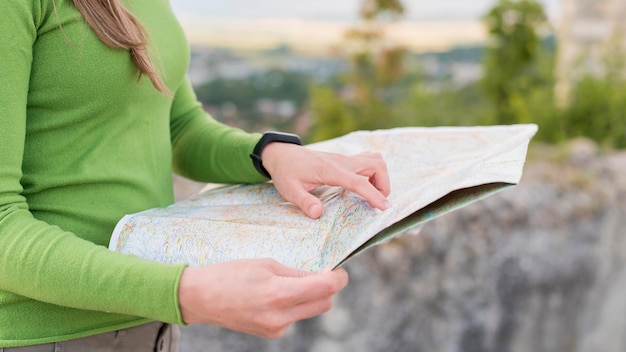 Viajero de primer plano revisando el mapa de carreteras