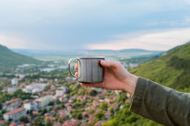 Viajero de primer plano con taza termo