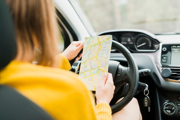 Foto gratuita viajero revisando el mapa en coche.