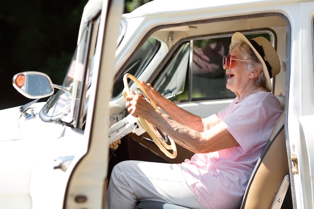 Viajero senior con gafas de sol rojas