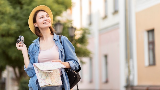 Foto gratuita viajero con sombrero y mapa disfrutando de vacaciones