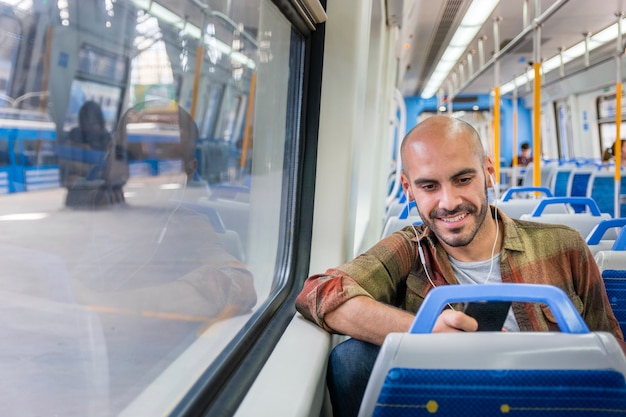 Foto gratuita viajero sonriente en metro