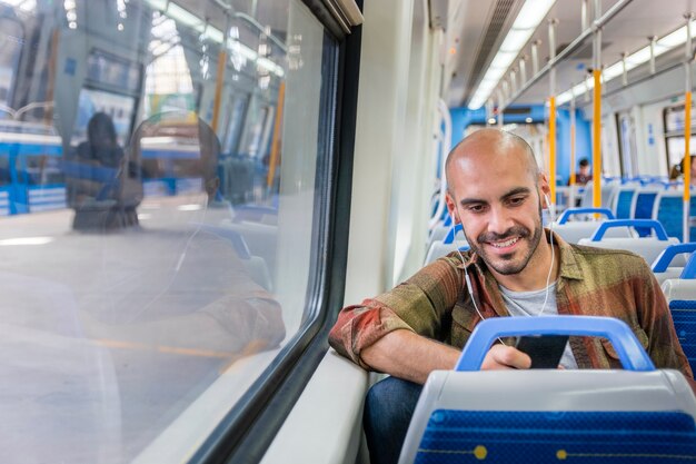 Viajero sonriente en metro