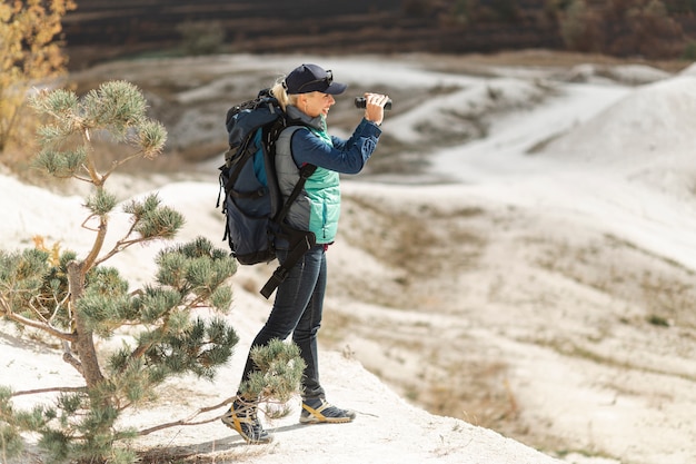 Viajero de tiro completo con mochila al aire libre