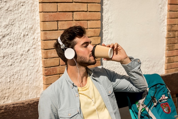 Foto gratuita viajero de tiro medio tomando café