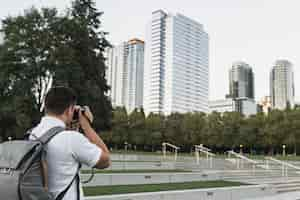 Foto gratuita viajero tomando fotos de la ciudad