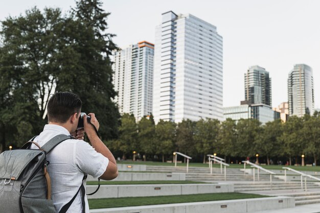 Viajero tomando fotos de la ciudad