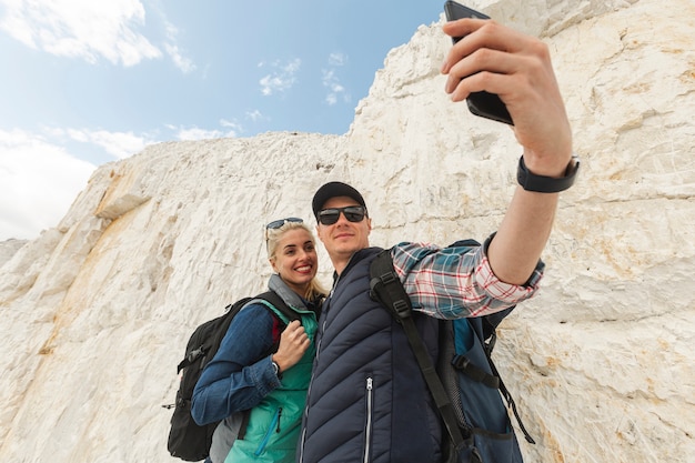 Foto gratuita viajeros adultos tomando una selfie