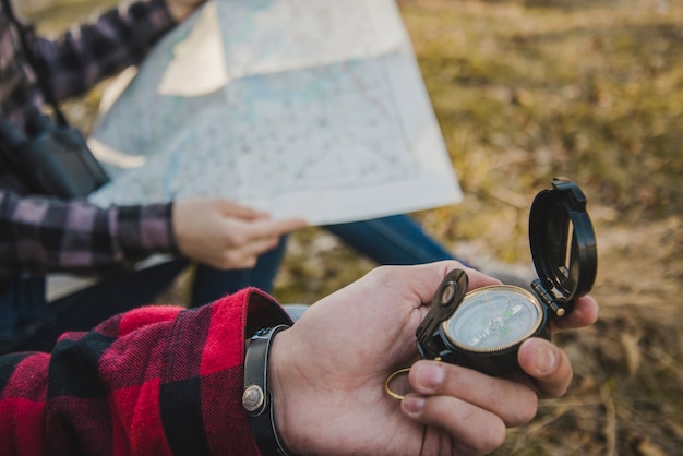 Viajeros con brújula y mapa