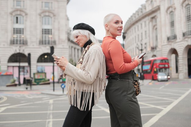 Viajeros de la ciudad de Londres con vibraciones otoñales