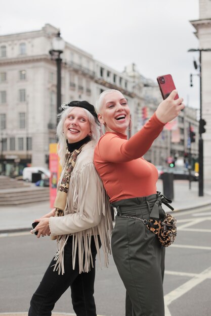 Viajeros de la ciudad de Londres con vibraciones otoñales