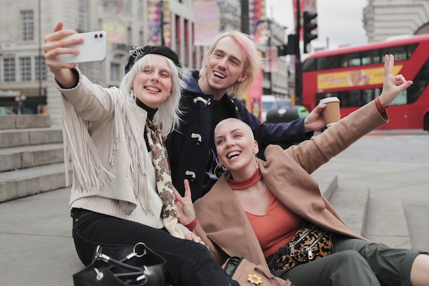 Foto gratuita viajeros de la ciudad de londres con vibraciones otoñales