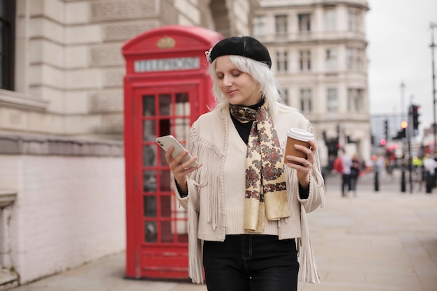 Viajeros de la ciudad de Londres con vibraciones otoñales