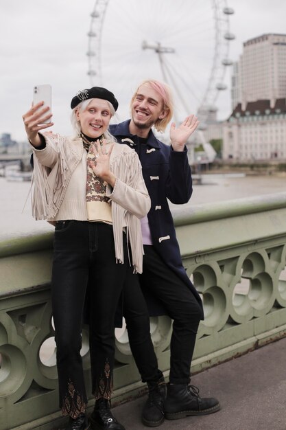 Viajeros de la ciudad de Londres con vibraciones otoñales