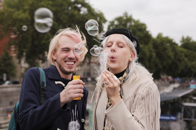 Viajeros de la ciudad de Londres con vibraciones otoñales