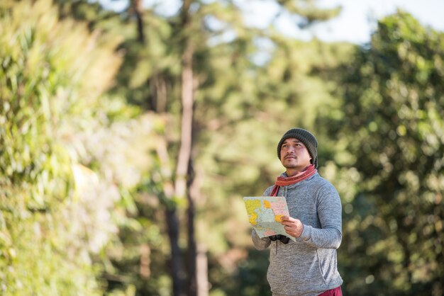 Viajeros hombres que van solos en la naturaleza.