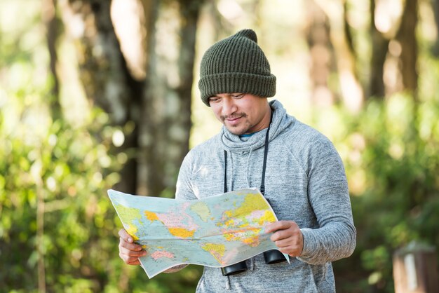 Viajeros hombres que van solos en la naturaleza.