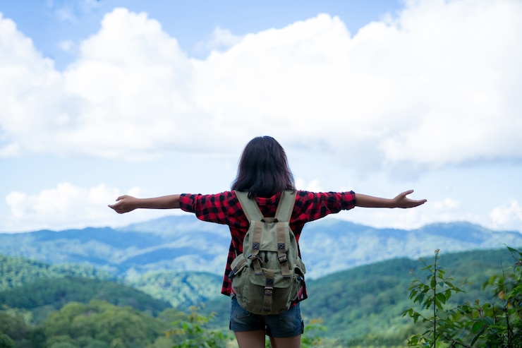 Foto gratuito viajeros, mujeres jóvenes, miren las increíbles montañas y bosques, ideas para viajar con pasión por los viajes,