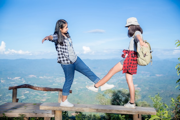 Viajeros, mujeres jóvenes, miren las increíbles montañas y bosques, ideas para viajar con pasión por los viajes,