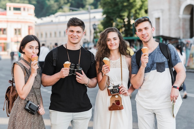 Viajeros posando con helado en la calle