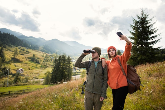 Foto gratuita viajeros rurales explorando los alrededores juntos