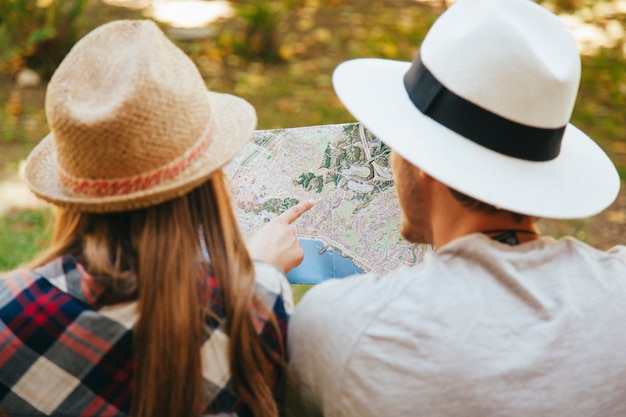 Foto gratuita viajeros con sombrero y mapa