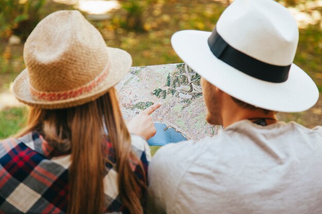 Viajeros con sombrero y mapa