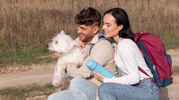 Viajeros de tiro medio con perro